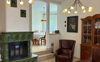 Salon z jadalnią w tle