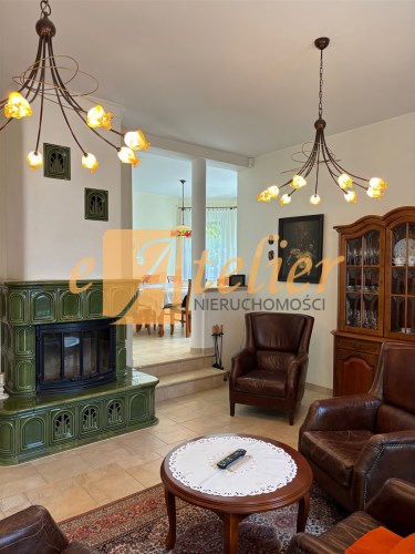Salon z jadalnią w tle